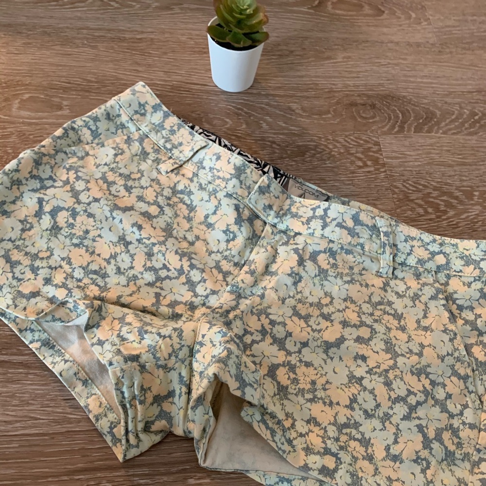 Women’s like new Volcom shorts size 9